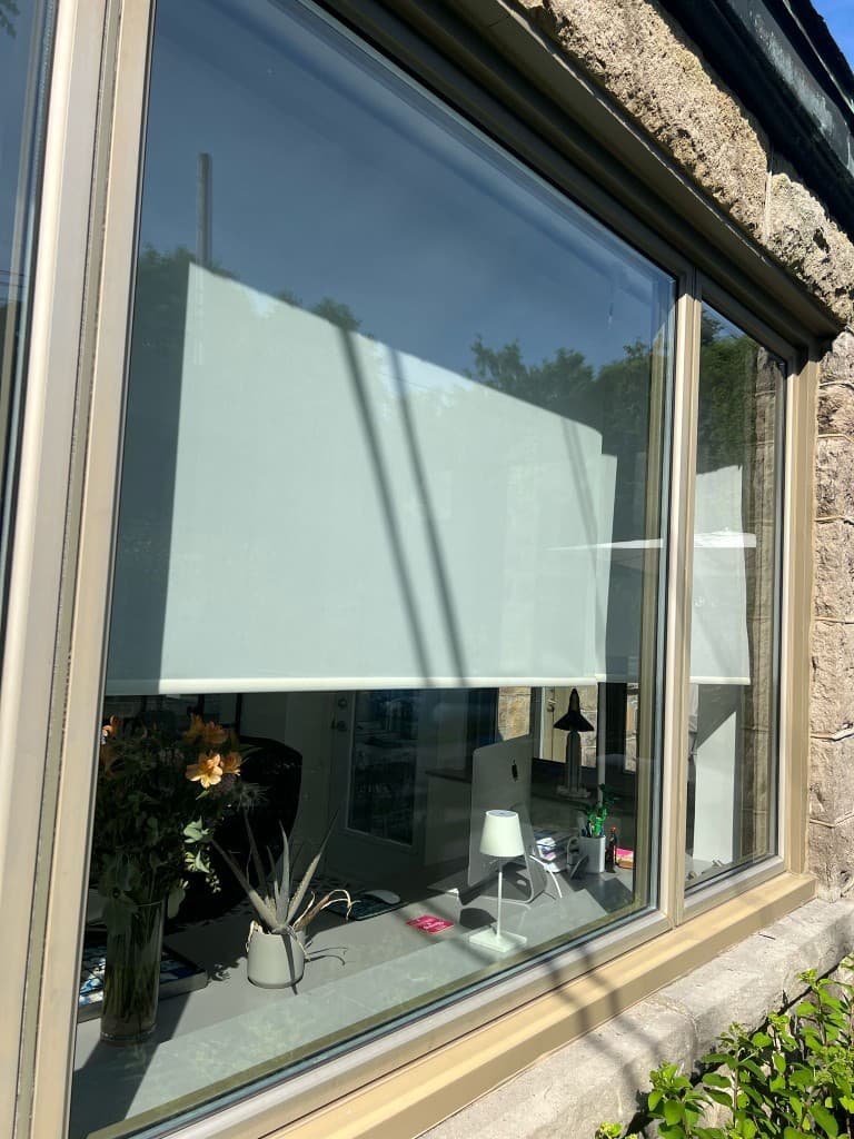 Fenêtre brillante après nettoyage